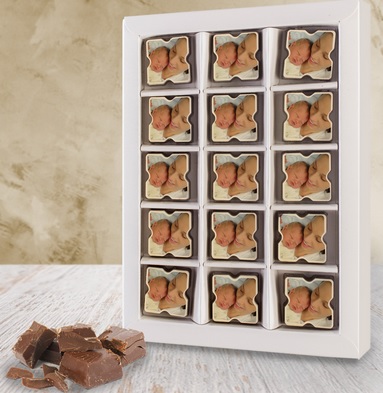 Chocolade bonbon of praline met foto van de baby